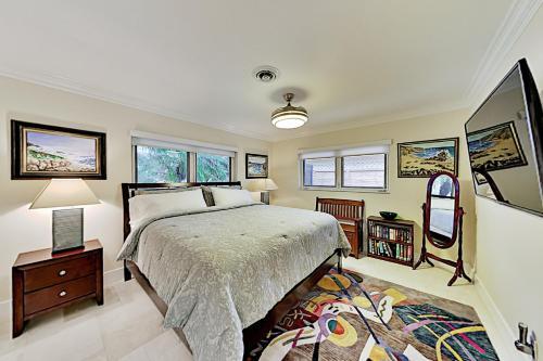 Tropical Smart Home - Heated Pool, Outdoor Kitchen Home