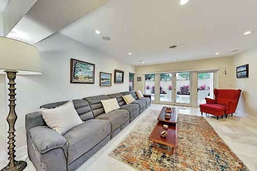 Tropical Smart Home - Heated Pool, Outdoor Kitchen Home