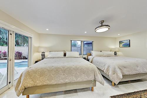 Tropical Smart Home - Heated Pool, Outdoor Kitchen Home
