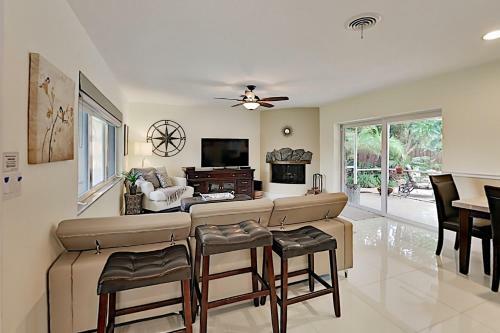 Steps To Beach! Heated Pool, Spa & Chef's Kitchen Home