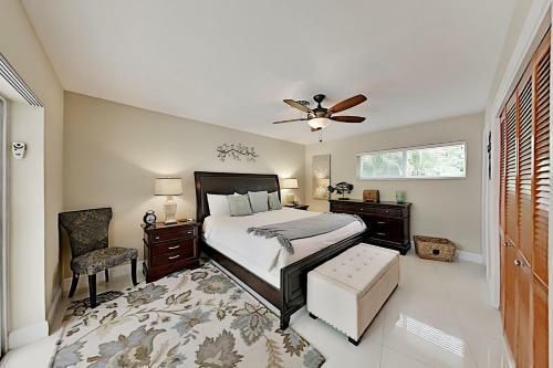 Steps To Beach! Heated Pool, Spa & Chef's Kitchen Home