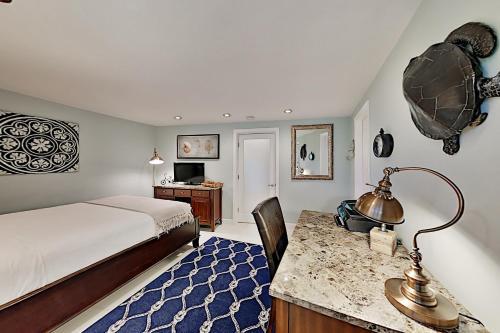 Steps To Beach! Heated Pool, Spa & Chef's Kitchen Home