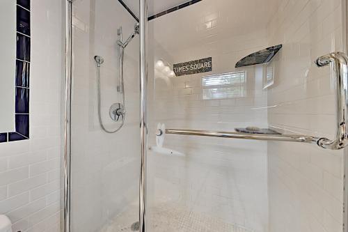 Steps To Beach! Heated Pool, Spa & Chef's Kitchen Home