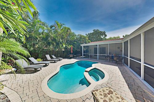 Steps To Beach! Heated Pool, Spa & Chef's Kitchen Home