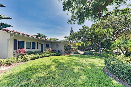 Steps To Beach! Heated Pool, Spa & Chef's Kitchen Home