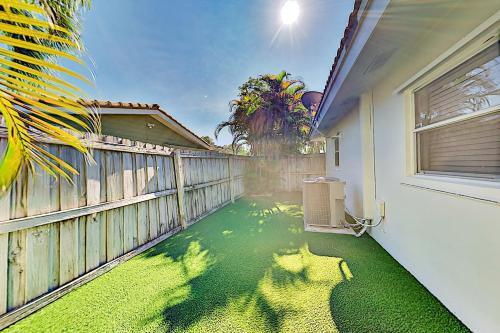 Renovated Coral Ridge Home With Pool, Grill & Spa Home