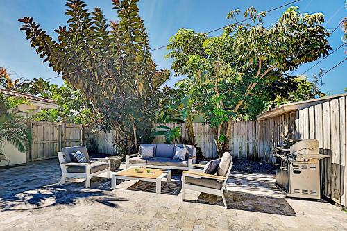 Renovated Coral Ridge Home With Pool, Grill & Spa Home