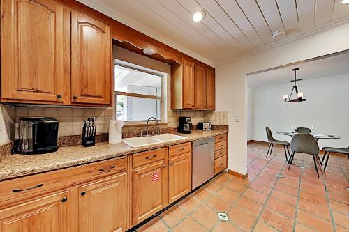 Renovated Coral Ridge Home With Pool, Grill & Spa Home