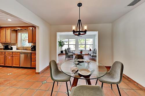 Renovated Coral Ridge Home With Pool, Grill & Spa Home