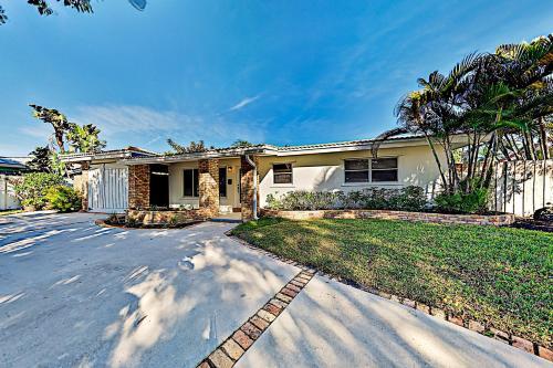 Renovated Coral Ridge Home With Pool, Grill & Spa Home