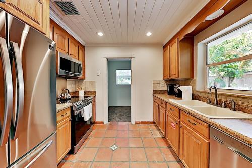 Renovated Coral Ridge Home With Pool, Grill & Spa Home