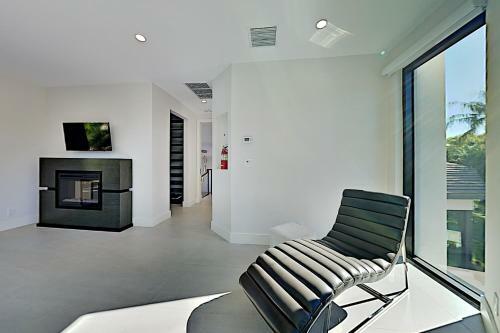 Exclusive Zen Oasis - Smart Pool & Private Beach Home