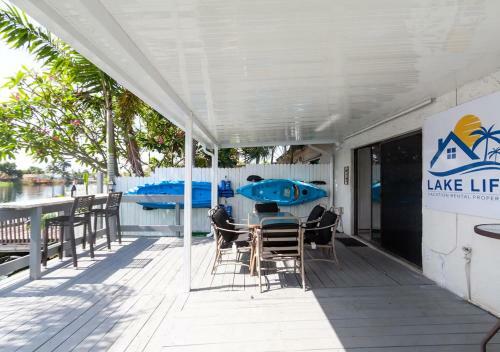 3,2 Lake House With Water Front Bar