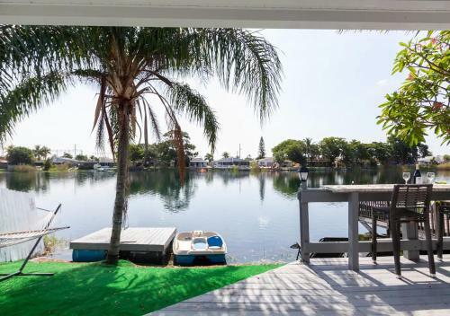3,2 Lake House With Water Front Bar