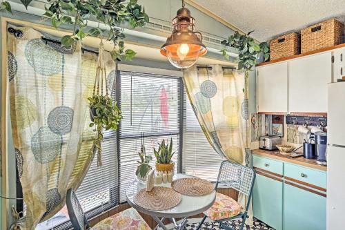Quiet And Charming Home With Pond View - 4mi To Beach!