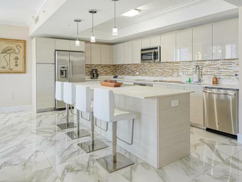 Apartamento New Listing! Luxe Beach Dream With Infinity Pool Condo