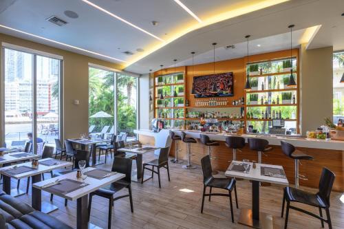 Apartamento New Listing! Luxe Beach Dream With Infinity Pool Condo