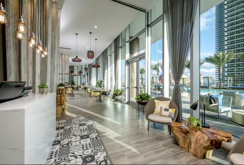 Beach Front Premium Two Bedroom Apartment 10th Fl Great Views!