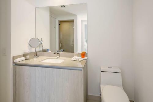Beach Front Premium Two Bedroom Apartment 10th Fl Great Views!