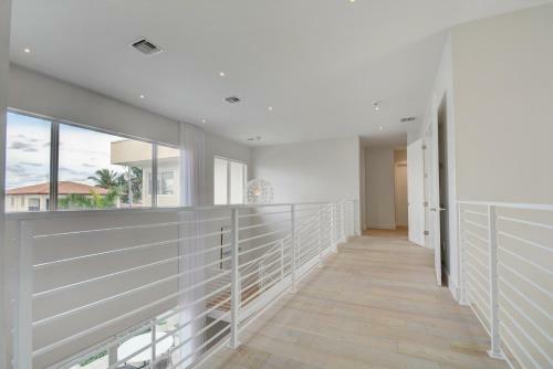 Villa Modern Luxurious Beach Retreat-5 Br With/pool