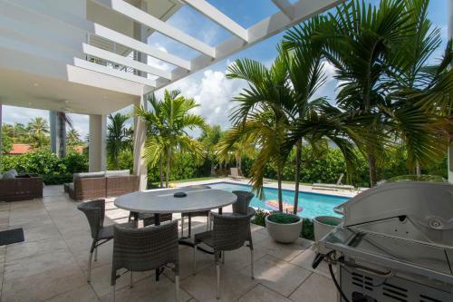 Villa Modern Luxurious Beach Retreat-5 Br With/pool
