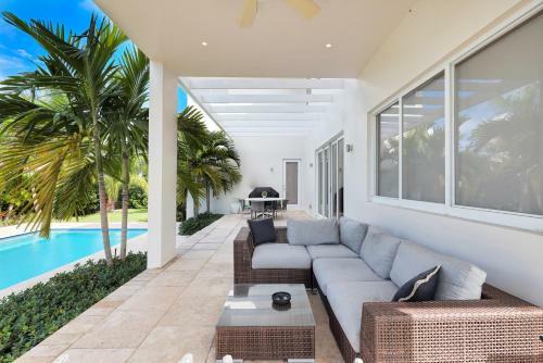 Villa Modern Luxurious Beach Retreat-5 Br With/pool