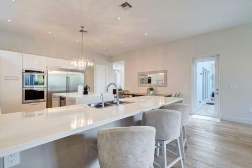 Villa Modern Luxurious Beach Retreat-5 Br With/pool