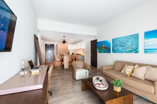 Beachfront Condo Resort- Rooftop Pool