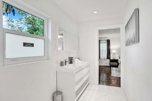 Gorgeous 5br W/heated Pool Close To Beach