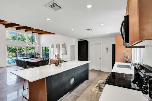 Gorgeous 5br W/heated Pool Close To Beach
