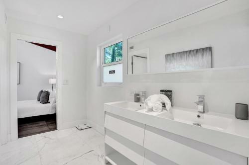 Gorgeous 5br W/heated Pool Close To Beach