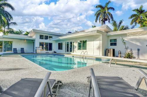 Gorgeous 5br W/heated Pool Close To Beach
