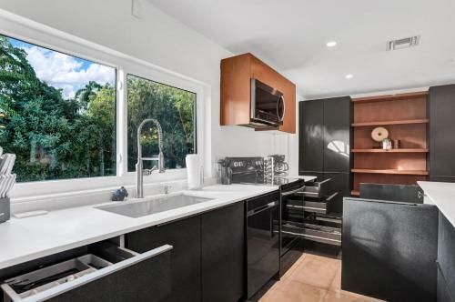Gorgeous 5br W/heated Pool Close To Beach