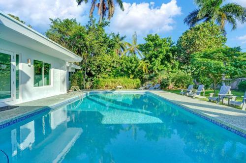 Gorgeous 5br W/heated Pool Close To Beach