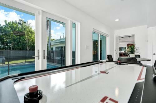 Gorgeous 5br W/heated Pool Close To Beach