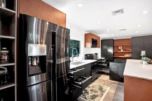 Gorgeous 5br W/heated Pool Close To Beach