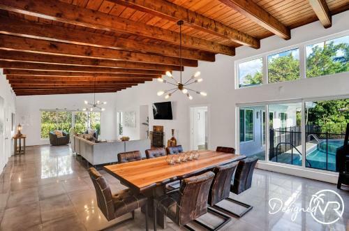 Gorgeous 5br W/heated Pool Close To Beach