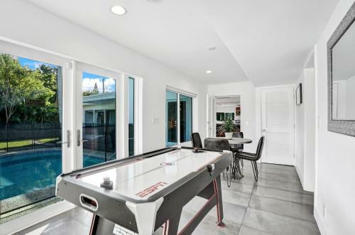 Gorgeous 5br W/heated Pool Close To Beach