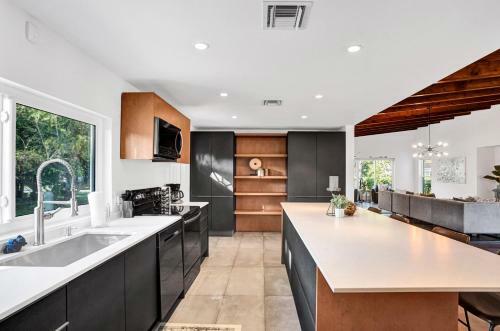 Gorgeous 5br W/heated Pool Close To Beach