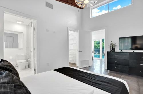 Gorgeous 5br W/heated Pool Close To Beach