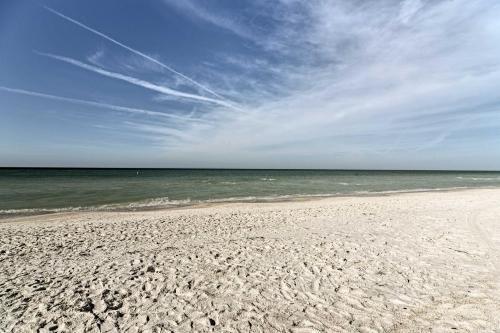 Holmes Beach Home With Pool And Hot Tub, Walk To Beach!