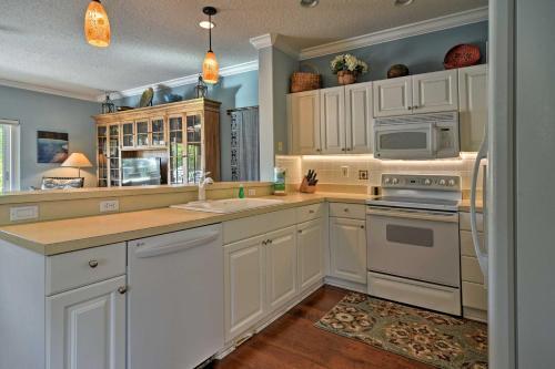 Holmes Beach Home With Pool And Hot Tub, Walk To Beach!
