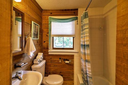 Unique Canalfront Homosassa Log Cabin With Hot Tub