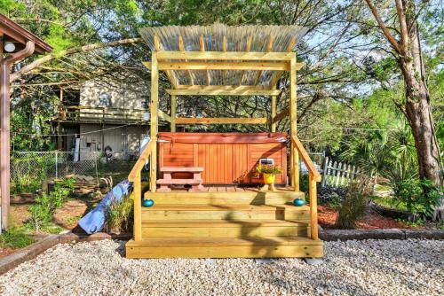 Unique Canalfront Homosassa Log Cabin With Hot Tub