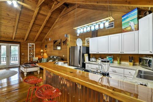 Unique Canalfront Homosassa Log Cabin With Hot Tub