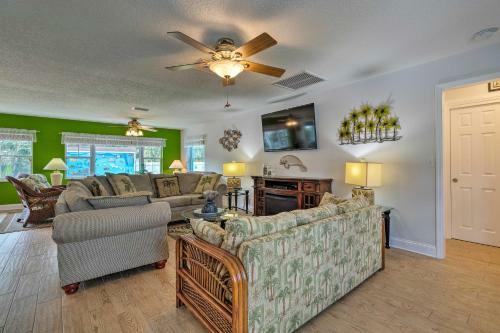Colorful Canalfront Home - Boat Dock, Deck, Kayaks
