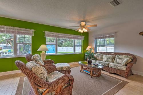 Colorful Canalfront Home - Boat Dock, Deck, Kayaks