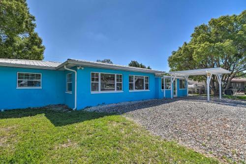Colorful Canalfront Home - Boat Dock, Deck, Kayaks