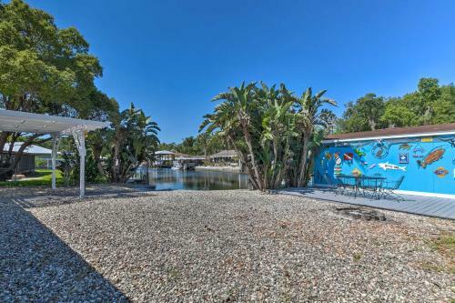 Colorful Canalfront Home - Boat Dock, Deck, Kayaks
