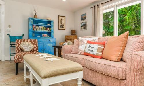 Coral Cottage By Ami Locals